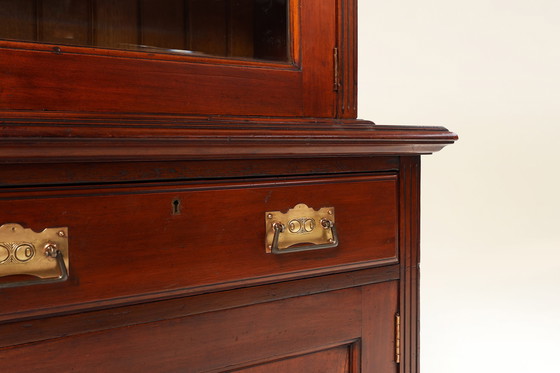 Image 1 of Vetrina o libreria in stile Art Nouveau in rovere con intagli e ante in vetro