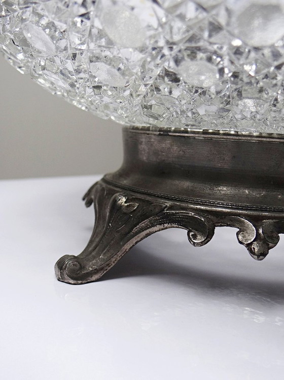 Image 1 of Bol antiguo de vidrio prensado con puntas de diamante, circa 1920-1950, sobre una base de peltre.