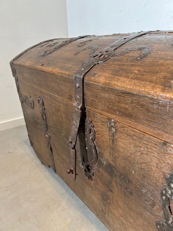 Antieke eikenhouten koepelkoffer uit de 18e eeuw – Kasten (photo 3 of 6)