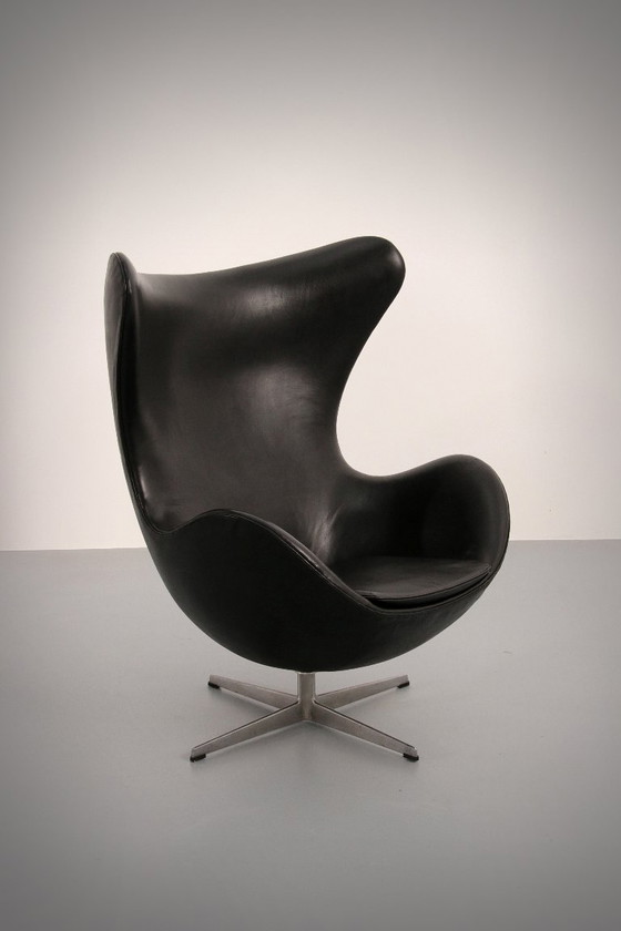 Image 1 of Sedia Egg - Arne Jacobsen, Danimarca, 1960 - Pelle nera di Fritz Hansen