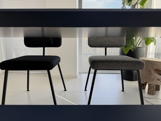 Image 1 of Studio HENK mesa de comedor de diseño - HPL Blu Fes + sillas Kvadrat