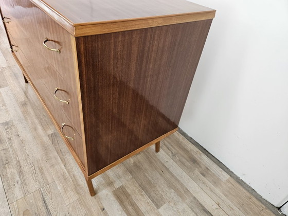 Image 1 of Commode des années 1950 recouverte de noyer avec poignées en laiton
