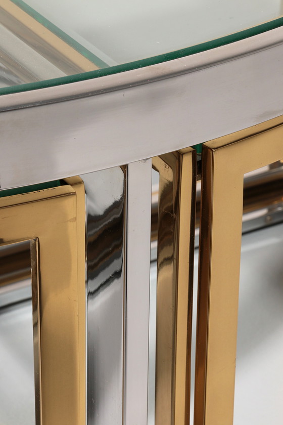 Image 1 of Table basse Maison Charles en laiton, chrome et verre Elégante des années 1970