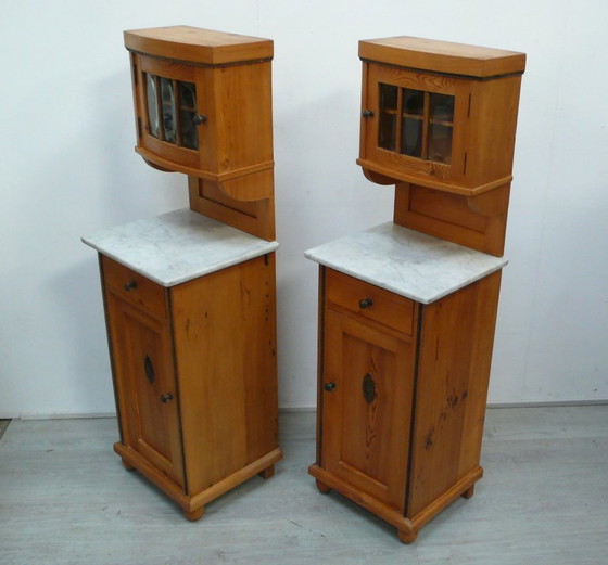 Image 1 of 2 Biedermeier Nachttische mit Vitrinen-Aufsatz um 1870, Naturholz + Facettenglas