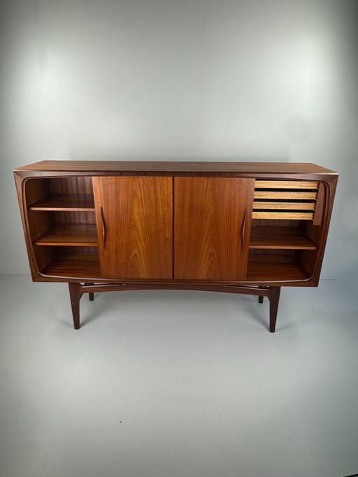 Deens Mid-Century Teak Dressoir – Uitzonderlijk vakmanschap en gebeeldhouwde elegantie