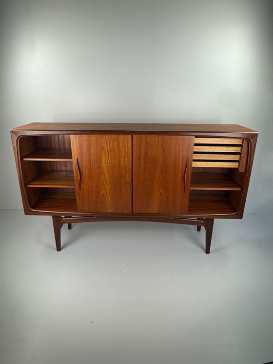 Image 1 of Deens Mid-Century Teak Dressoir – Uitzonderlijk vakmanschap en gebeeldhouwde elegantie