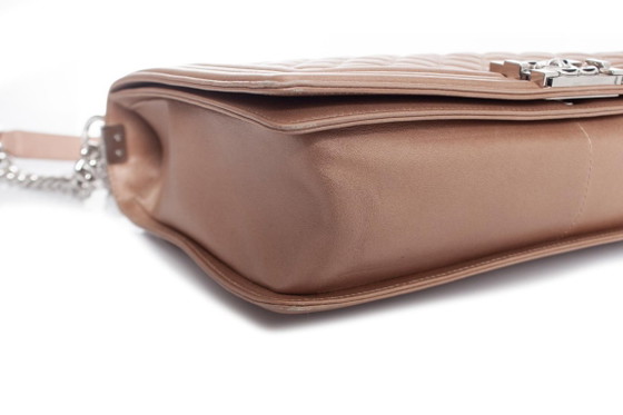 Image 1 of Chanel, große Boy Bag aus metallisch glänzendem Leder