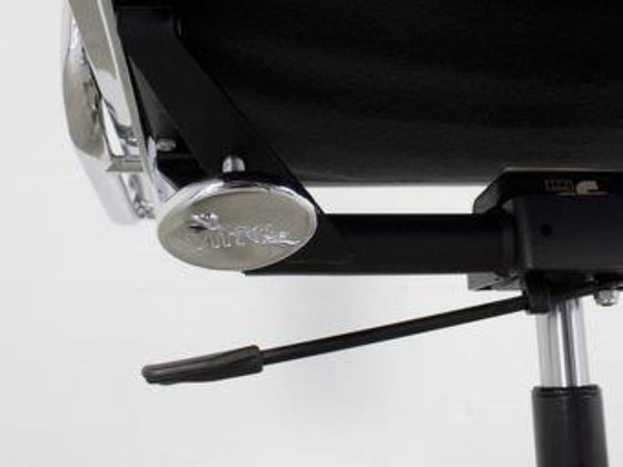 Image 1 of Vitra EA 219 softpad leer bureaustoel design Charles Eames
