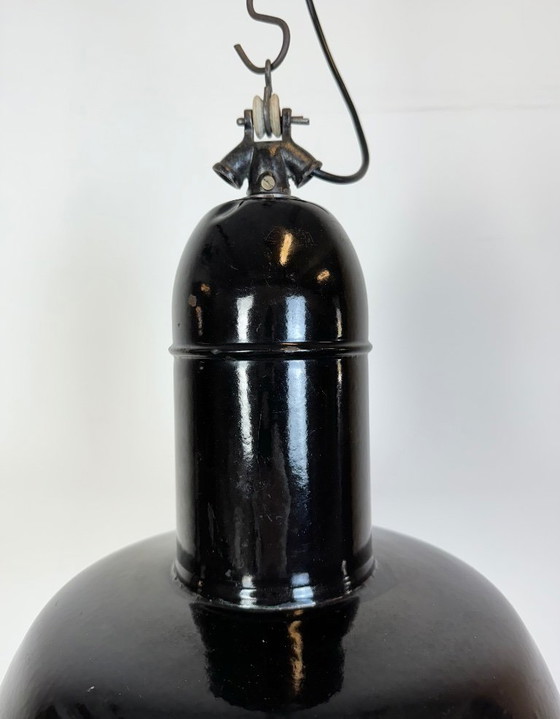 Image 1 of Lampe industrielle en émail noir avec abat-jour en fonte, années 1930