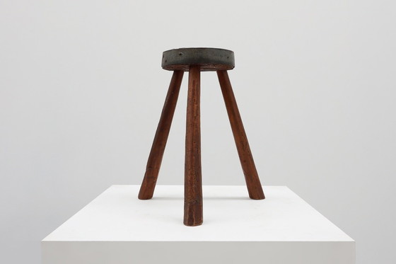 Image 1 of Sgabello francese brutalista a treppiede in rovere massiccio con bordo in metallo, 1850