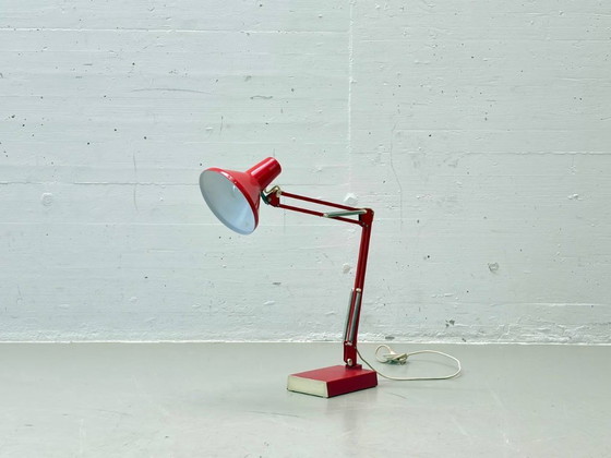Image 1 of Rode bureaulamp uit het midden van de 20e eeuw, met verstelbare armleuningen.