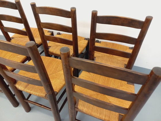 Image 1 of Set van 6 vintage brutalistische stoelen van Georges Robert, gemaakt van hout en stro, uit de jaren 50 en 60.