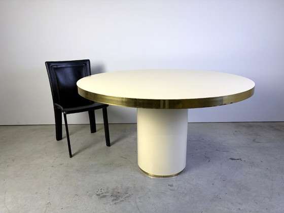 Lacquered wood and brass round dining table, 1970s, Eettafels, Hout, Messing, Crème, Modern (foto 2 van 10)
