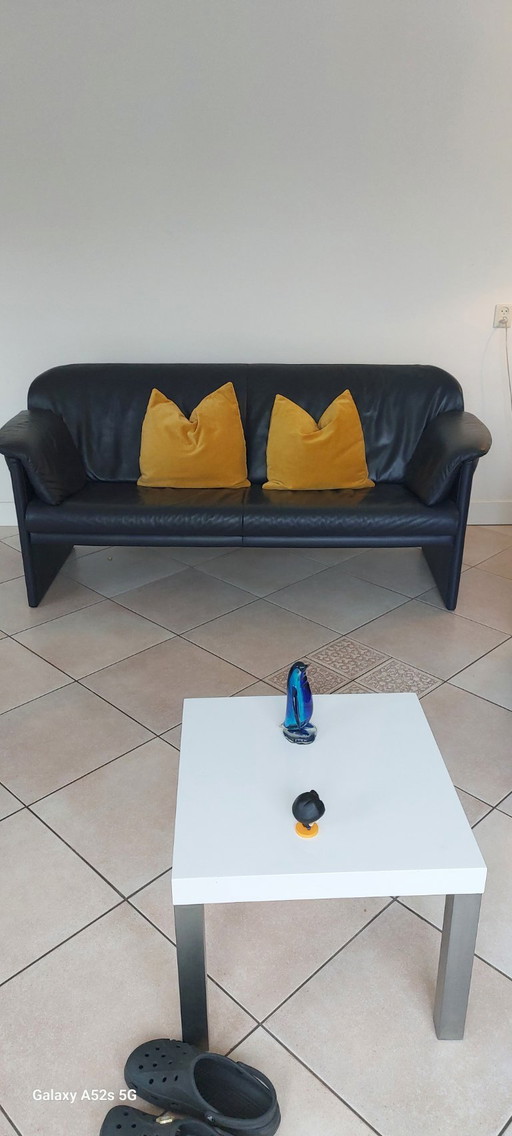 Sofá y sillones de cuero azul oscuro