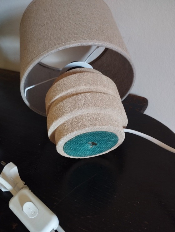 Image 1 of Klein nachtlampje uit de jaren 70 met voet van aardewerk en cilindervormige lampenkap van jute.