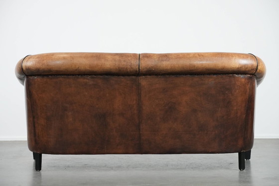 Image 1 of Canapé club 2,5 places confortable en peau de mouton vintage