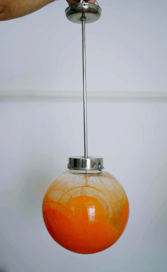 Image 1 of Lampada a sospensione a globo in vetro dipinto al contrario dell'era spaziale degli anni '60 - Smalto arancione, cromo, metà del