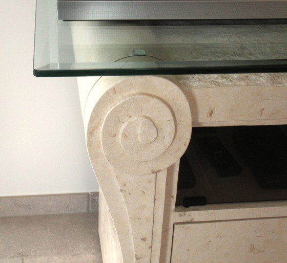 Image 1 of TV-kast / kast in fossielsteen met glazen blad