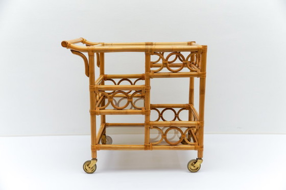 Image 1 of Carrito de servicio de bambú y vidrio ahumado con portabotellas, Italia, años 50