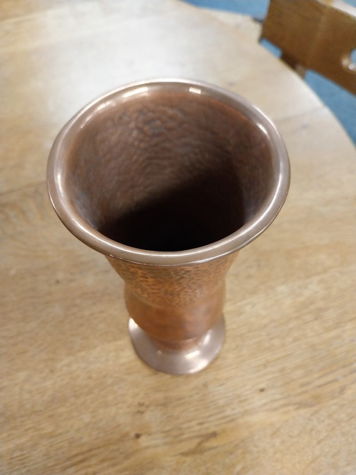 1x Vase en cuivre martelé 1970 23 cm de haut
