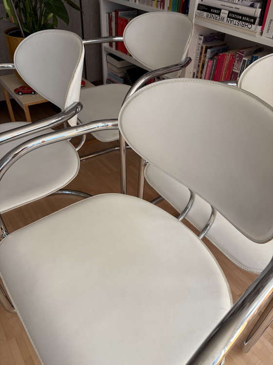 Image 1 of 6 hoogwaardige cantileverstoelen met chromen frame en witte Skai-bekleding.