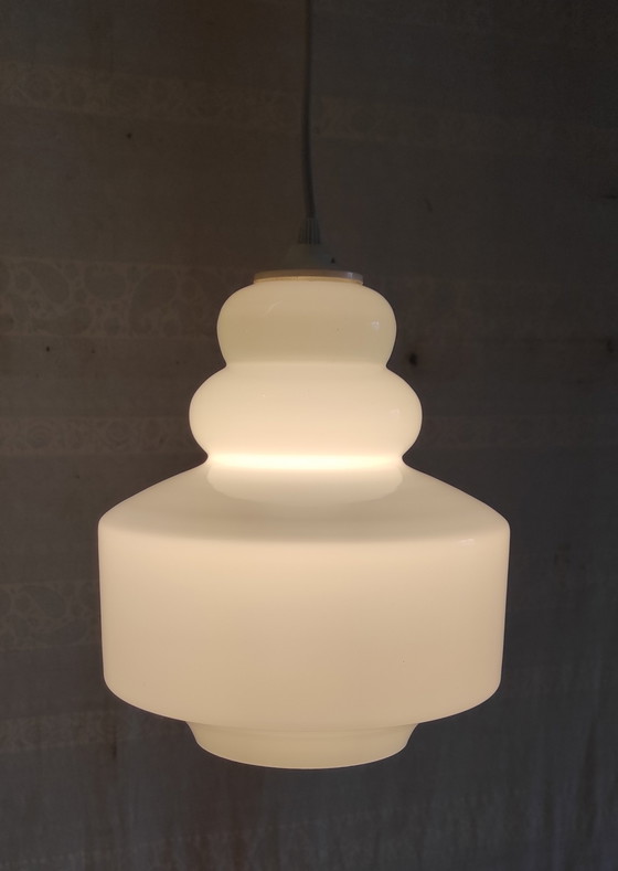 Image 1 of Lámpara colgante de estilo escandinavo con pantalla de cristal opalino - mediados del siglo XX
