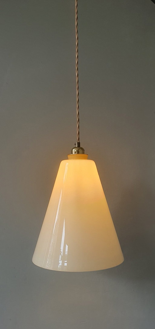 Lámpara colgante cónica grande de estilo Art Déco, color ámbar/amarillo suave, de estilo vintage opalino.