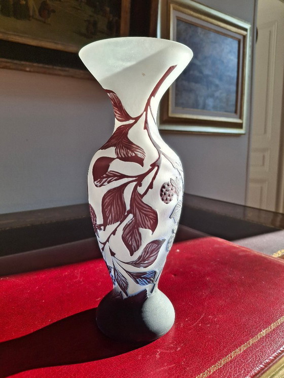 Image 1 of Vase aus mehrschichtigem, säuregeätztem Glas, signiert, Höhe 25,2 cm, Violett-/Aubergine-Töne