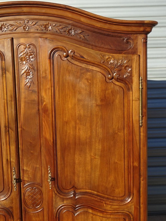 Image 1 of Armadio in noce massello in stile Luigi XV