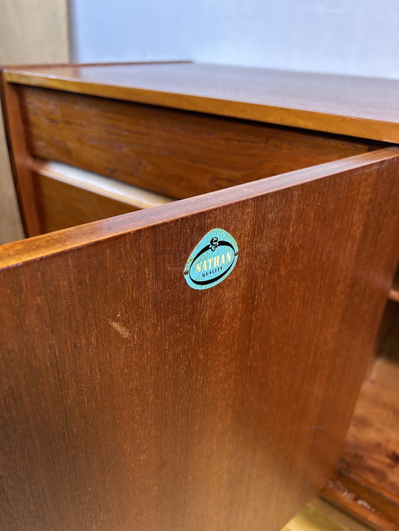 Image 1 of Superbe buffet en teck rétro du Mid Century Vintage par Nathan Furniture 1960 Rare Curved Edge Design