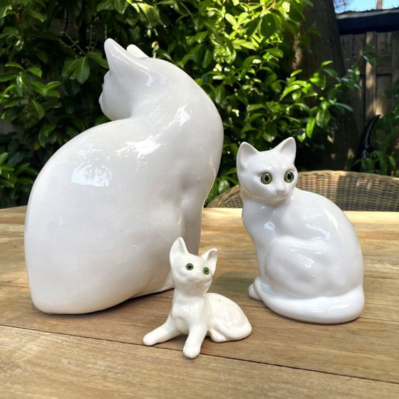 Image 1 of Set di 3 statuette vintage di gatti in ceramica bianca con occhi verdi.