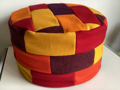 Poef van kleurrijk vilt