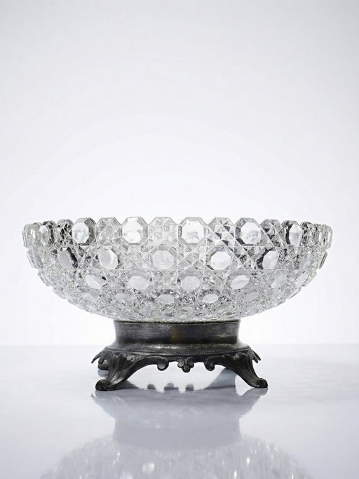 Bol antiguo de vidrio prensado con puntas de diamante, circa 1920-1950, sobre una base de peltre.