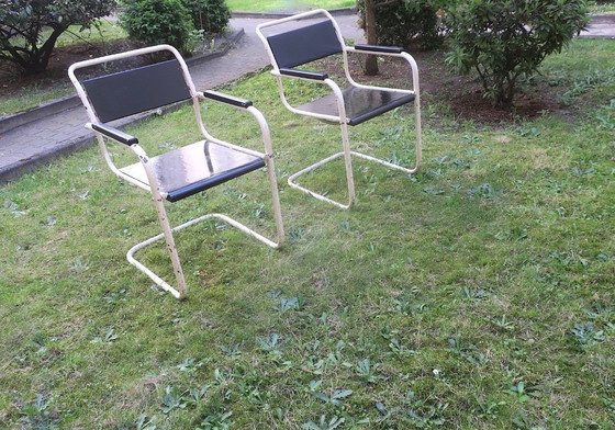 Image 1 of Een paar tuinstoelen van ijzer en hout uit het midden van de 20e eeuw, beschilderd.