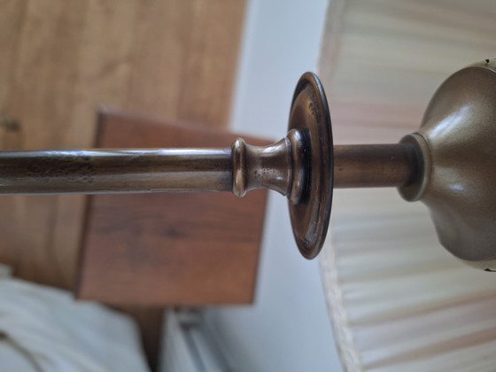 Schöne, schlanke Lampe aus Bronze/Messing mit gestreiftem Schirm, vermutlich von Kullmann. – Tischlampen (photo 5 of 6)