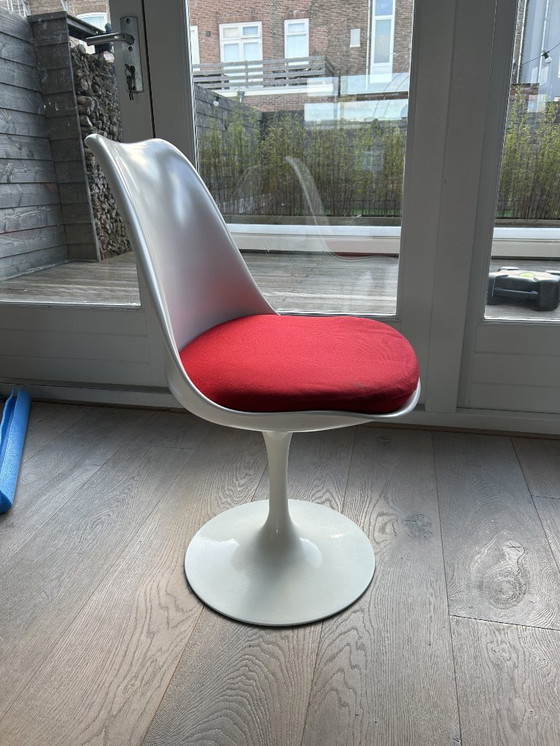 Image 1 of Eero Saarinen eettafel en 5 Saarinen Tulip stoelen.