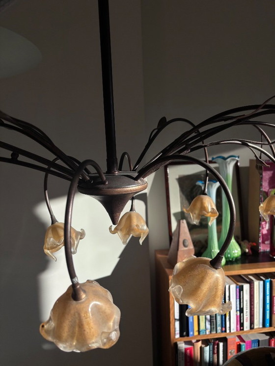 Image 1 of Elegante lámpara de araña con motivos florales de cristal.