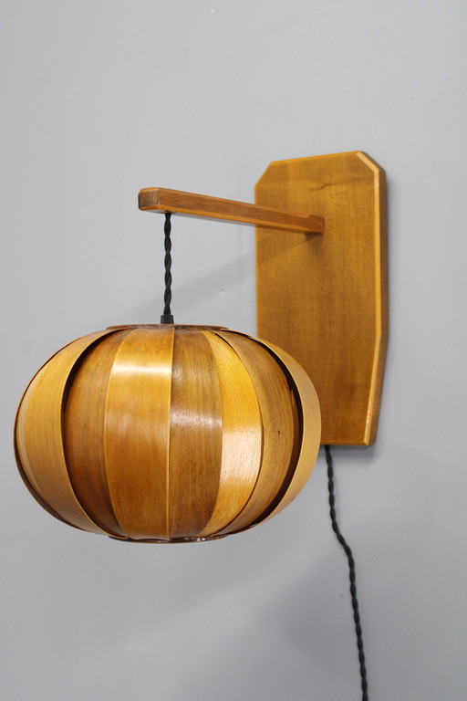 Houten wandlamp uit 1960, Tsjecho-Slowakije