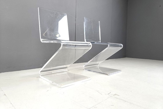 Paire de chaises en plexiglas à motif zigzag, années 1970 – Chaises de salle à manger (photo 5 of 9)