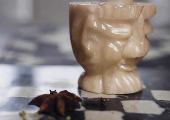 Image 1 of Antico mortaio e pestello orientale in alabastro intagliato, pezzo decorativo in pietra d'epoca