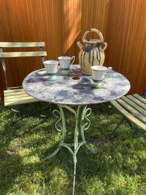 Image 1 of Conjunto de bistró antiguo de hierro forjado: mesa y sillas plegables de la década de 1930.