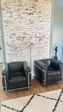 Zwei Cassina LC 2 Sessel