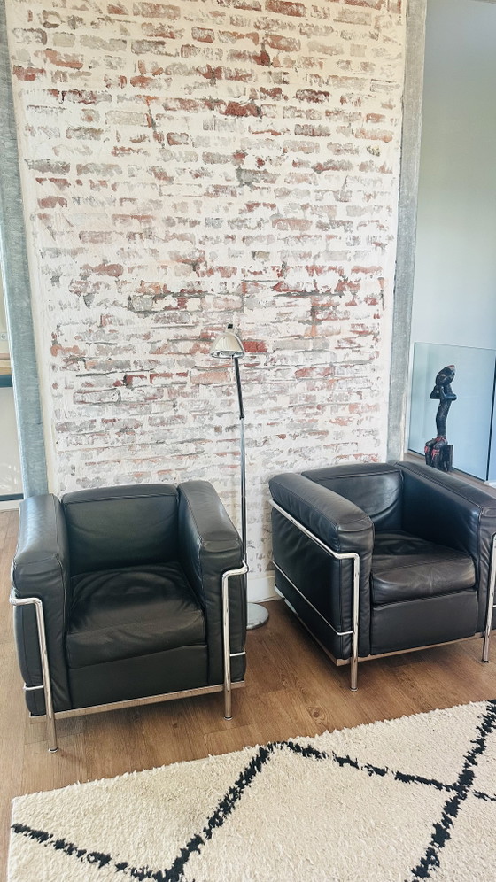 Due Poltrone Cassina LC 2 – Leather, Metal (photo 3 of 6)