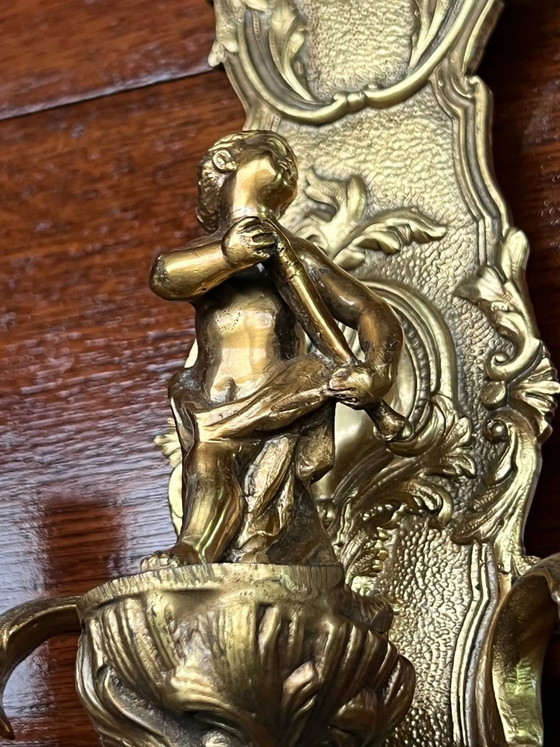 Een paar wandlampen in Lodewijk XV-stijl. Massief verguld brons. – Bronze (photo 6 of 10)