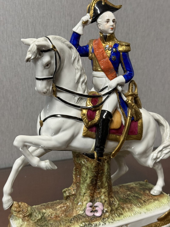 Image 1 of Statue équestre en porcelaine