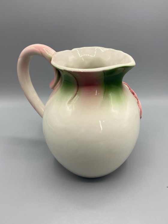 Jarra de cerámica con relieve floral pintada a mano – Loza, Ceramic, Mid Century Modern (photo 3 of 8)