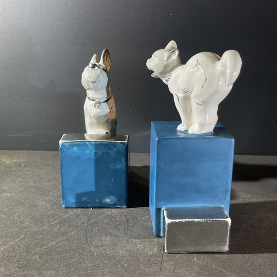 Fermacarte Art Déco Asimmetrici in Cromo Bianco Blu & Ceramica, Anni '30, Set di 2 – Oggetti decorativi (photo 10 of 17)