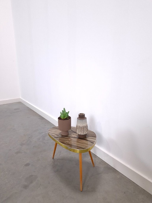 Vintage jaren 50 bijzettafel, plantentafel met goudkleurige rand, formica blad en houten poten, nr. 4