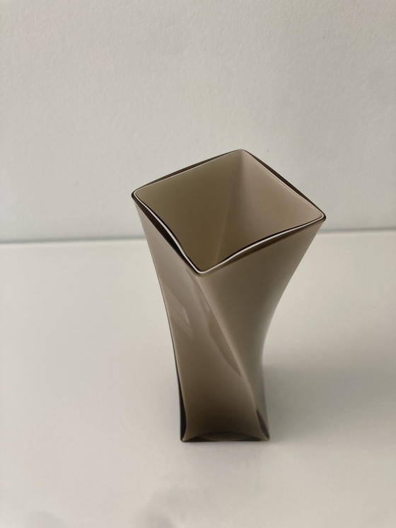 Image 1 of Getordeerd vaasje van bruin rookglas
