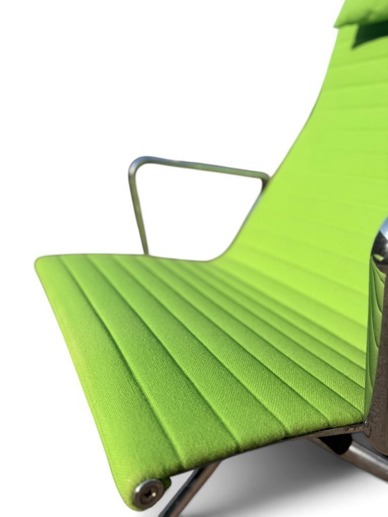 Auténtica butaca EA 124 y otomana EA 125 de Charles & Ray Eames (Vitra) - Verde – Sillones reclinables (photo 15 of 20)